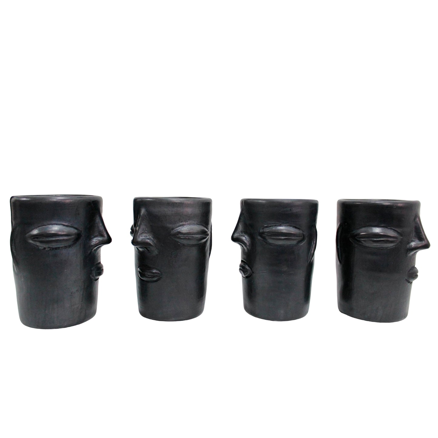 Vasos de barro negro con diseño de cara