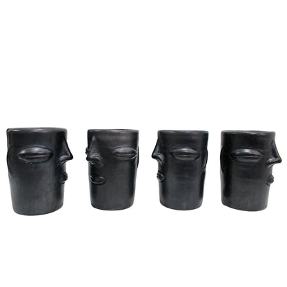 Vasos de barro negro con diseño de cara