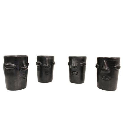 Vasos de barro negro con diseño de cara