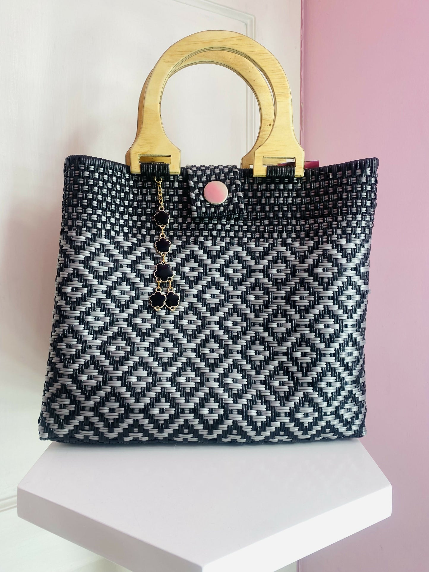Bolsa artesanal grande con asa de madera (negro con gris)