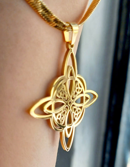 Cadena con dije nudo de bruja dorado