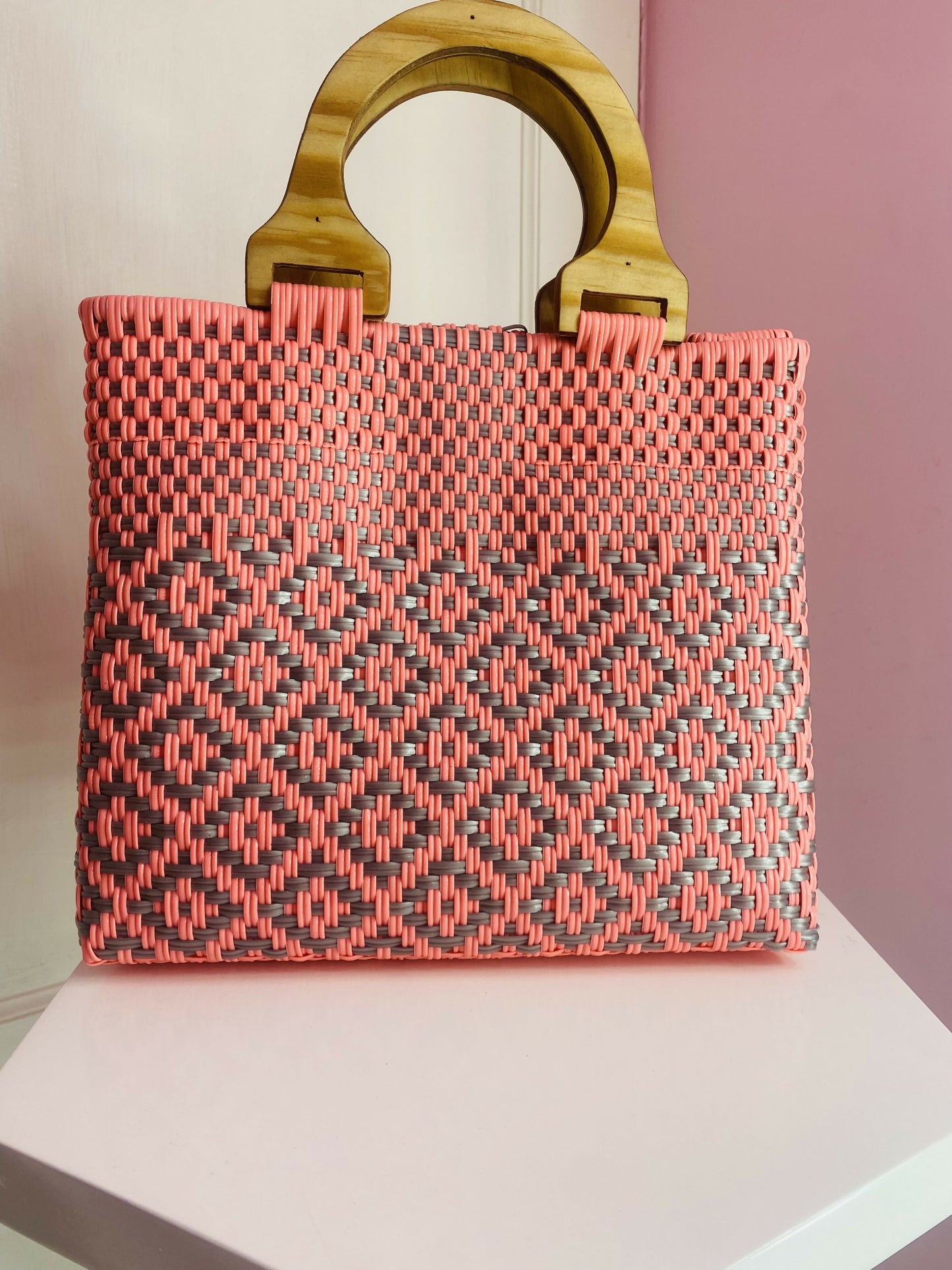 Bolsa artesanal Mediana con asa de madera (Salmón y Plata)