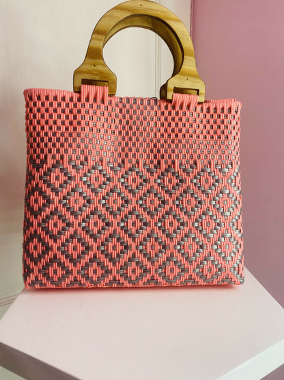 Bolsa artesanal Mediana con asa de madera (Salmón y Plata)