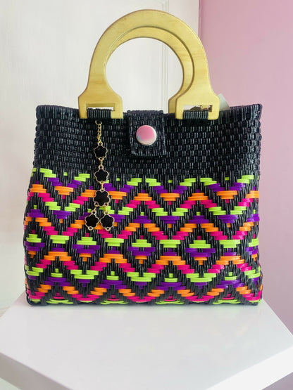 Bolsa artesanal Mediana con asa de madera (Negro, verde, morado)