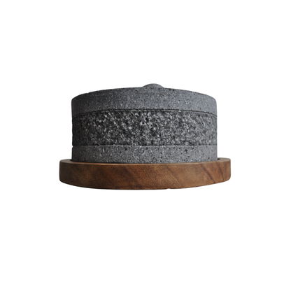 Molcajete Yolia Piedra Volcánica con diseño con base de Madera Parota 20 cm