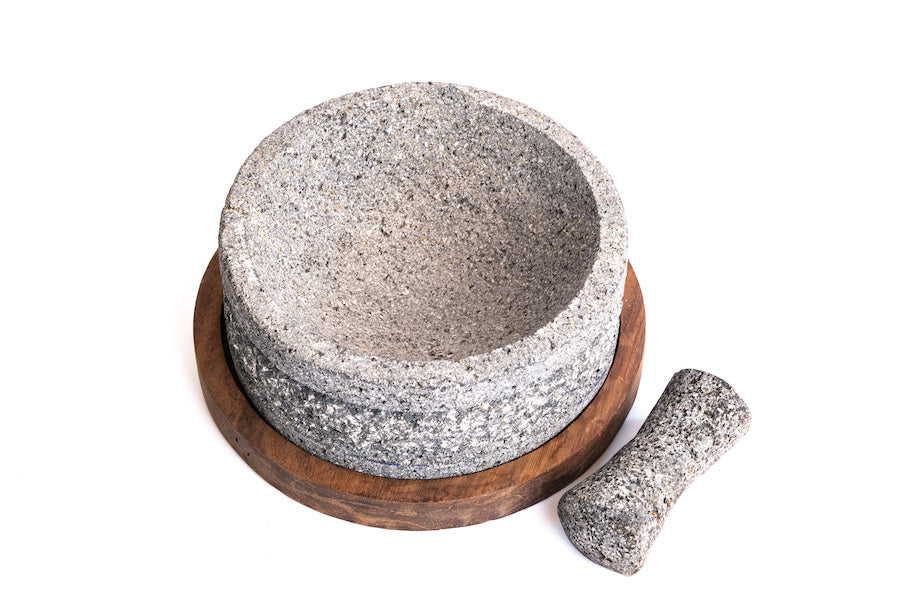 Molcajete Yolia Piedra Volcánica con diseño con base de Madera Parota 20 cm