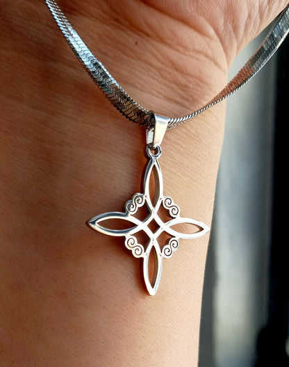 Cadena con dije nudo de bruja plateado