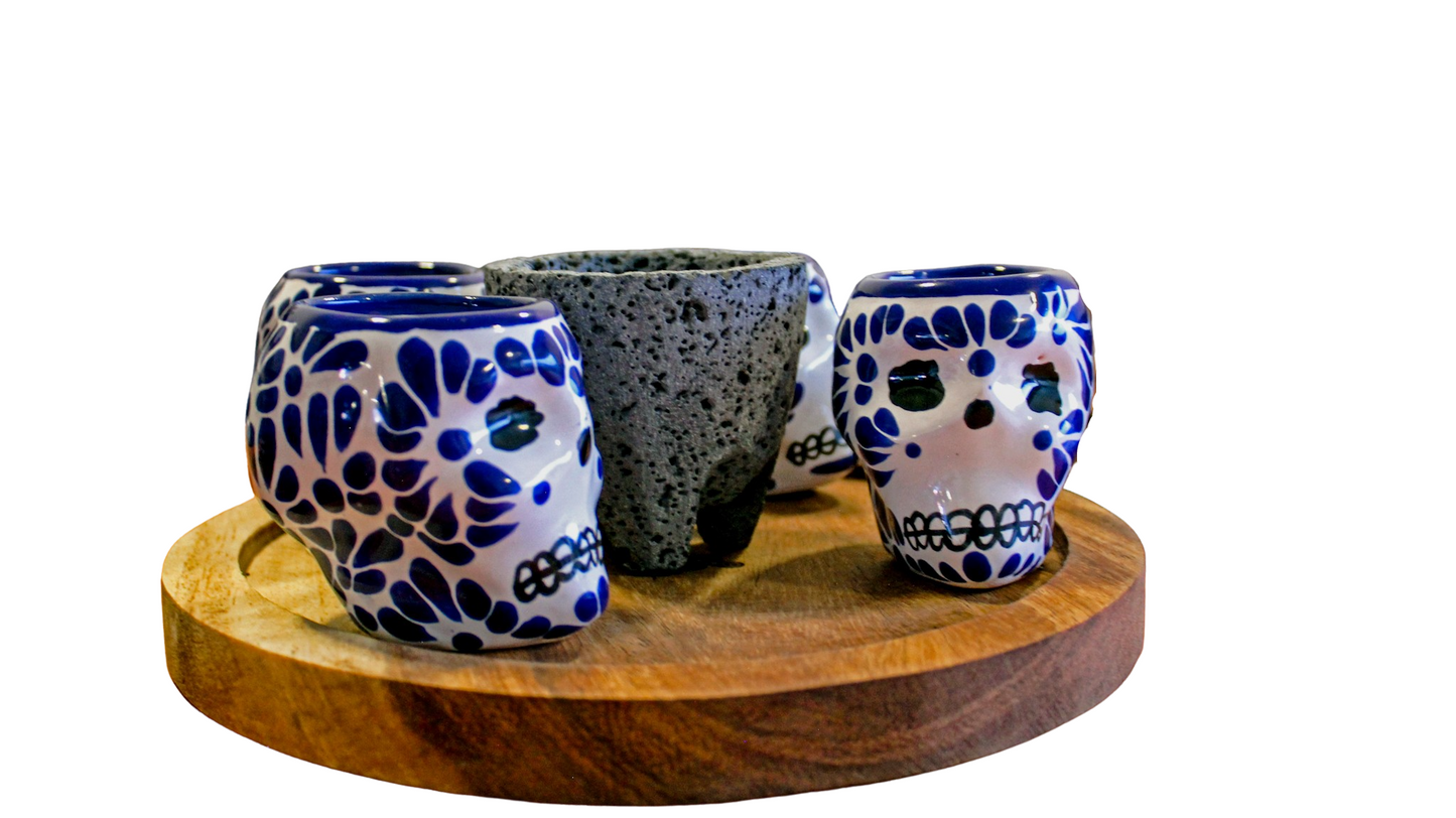 Set de 4 Caballitos Tequileros de Talavera con forma de calavera con Molcajete 4 pulgadas y base de madera Parota.