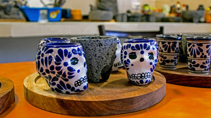 Set de 4 Caballitos Tequileros de Talavera con forma de calavera con Molcajete 4 pulgadas y base de madera Parota.