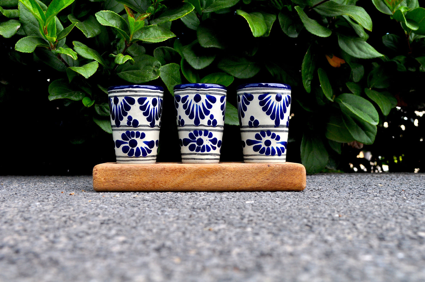 Juego de tres tequileros de talavera poblana de 2oz/59ml con base de madera parota personalizable