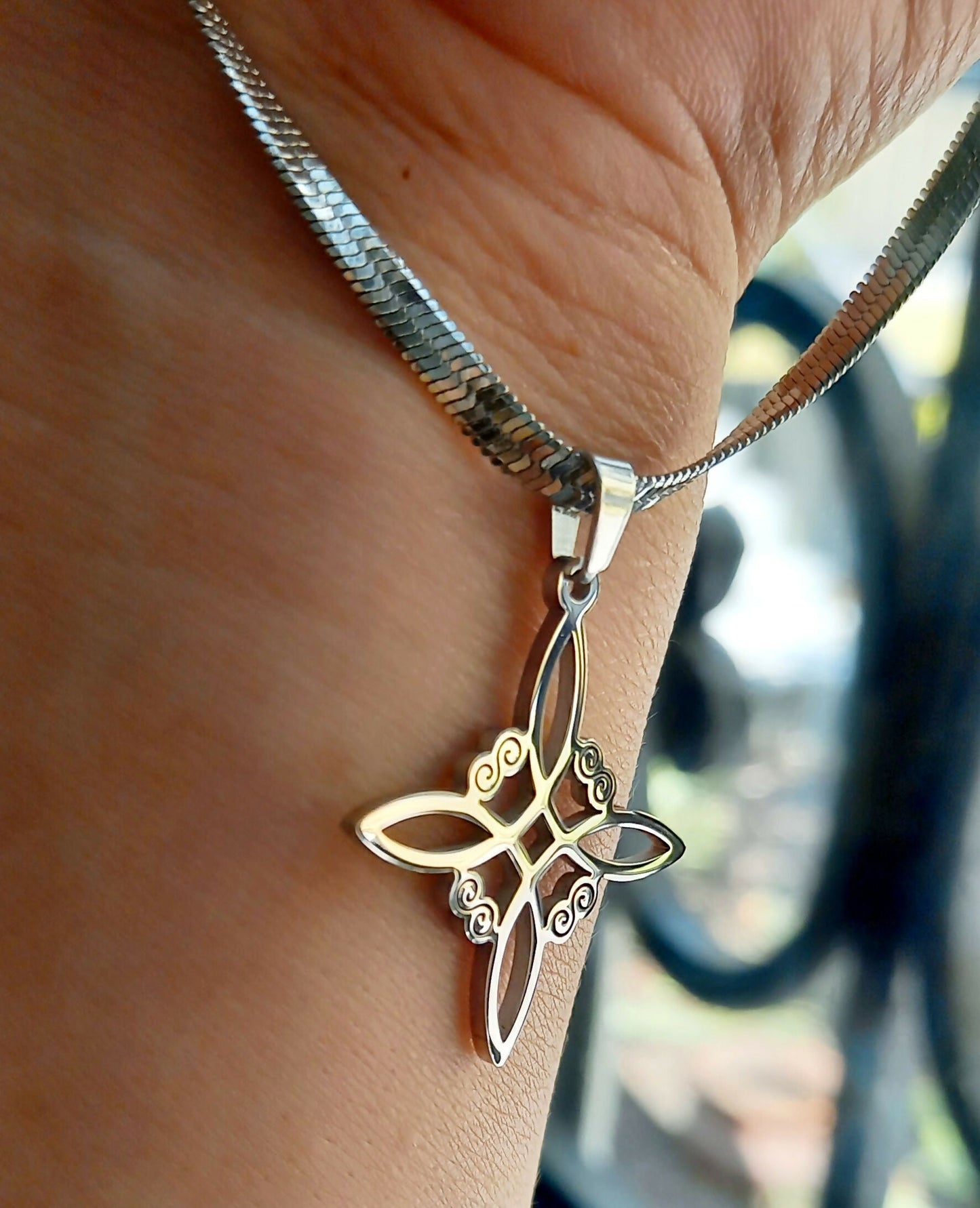 Cadena con dije nudo de bruja plateado