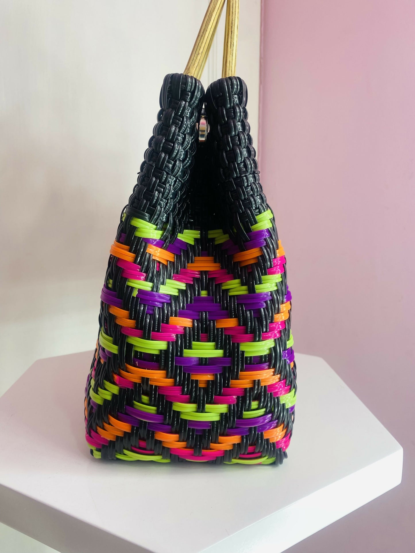 Bolsa artesanal Mediana con asa de madera (Negro, verde, morado)