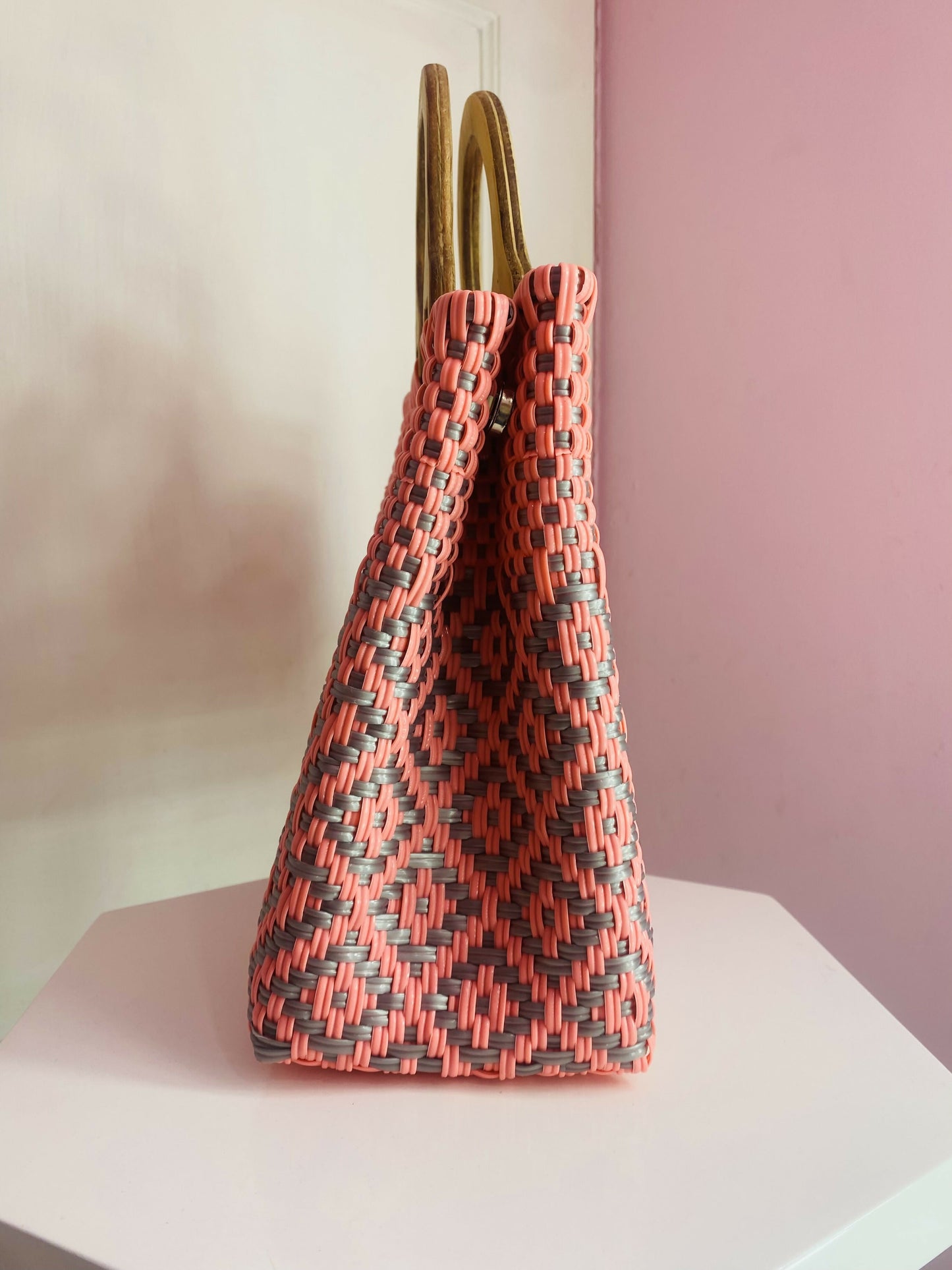 Bolsa artesanal Mediana con asa de madera (Salmón y Plata)