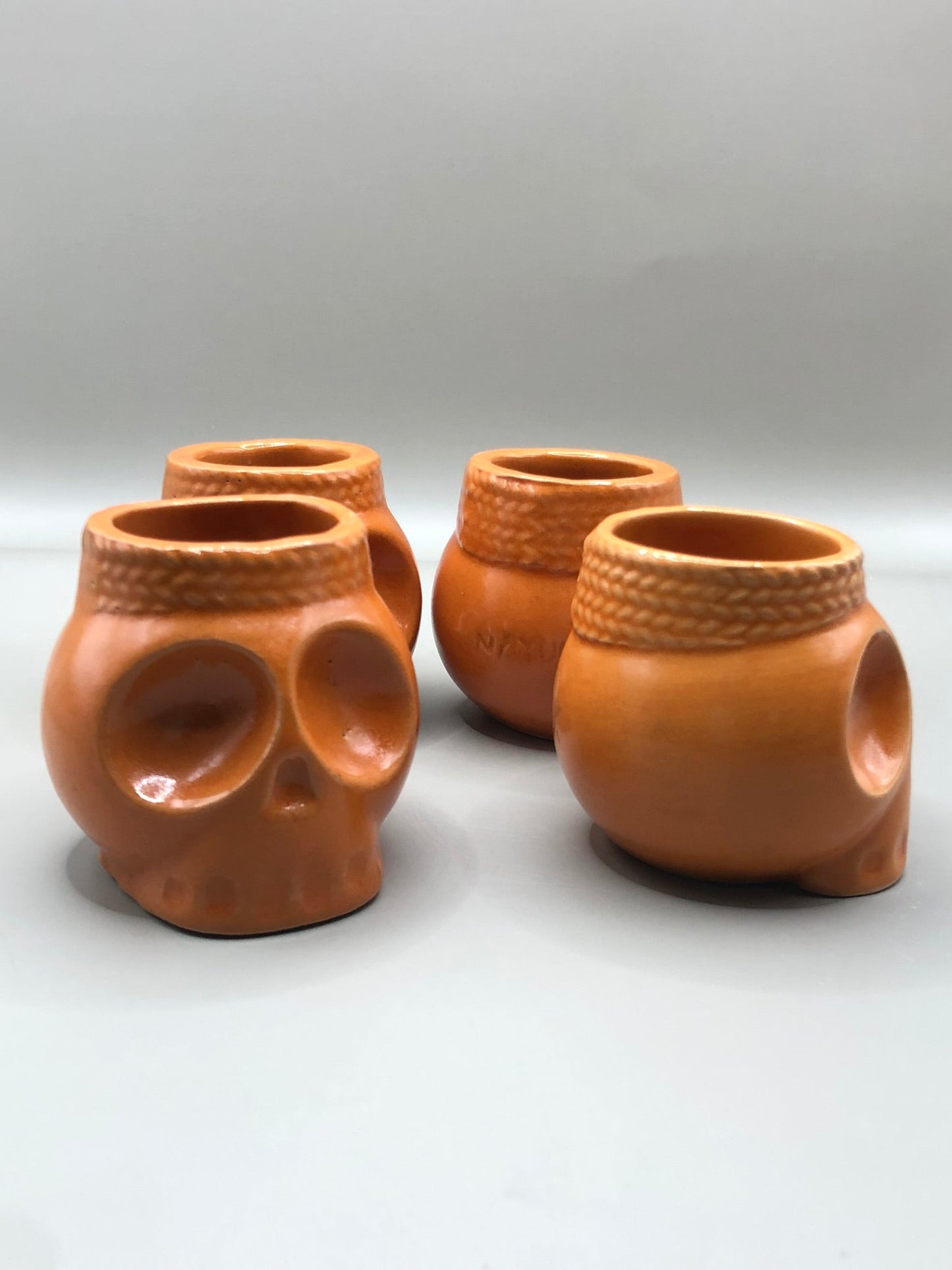 Set de 4 Vasos Mezcaleros/Tequileros en Forma de Calavera – Inspirados en el Folclore Mexicano