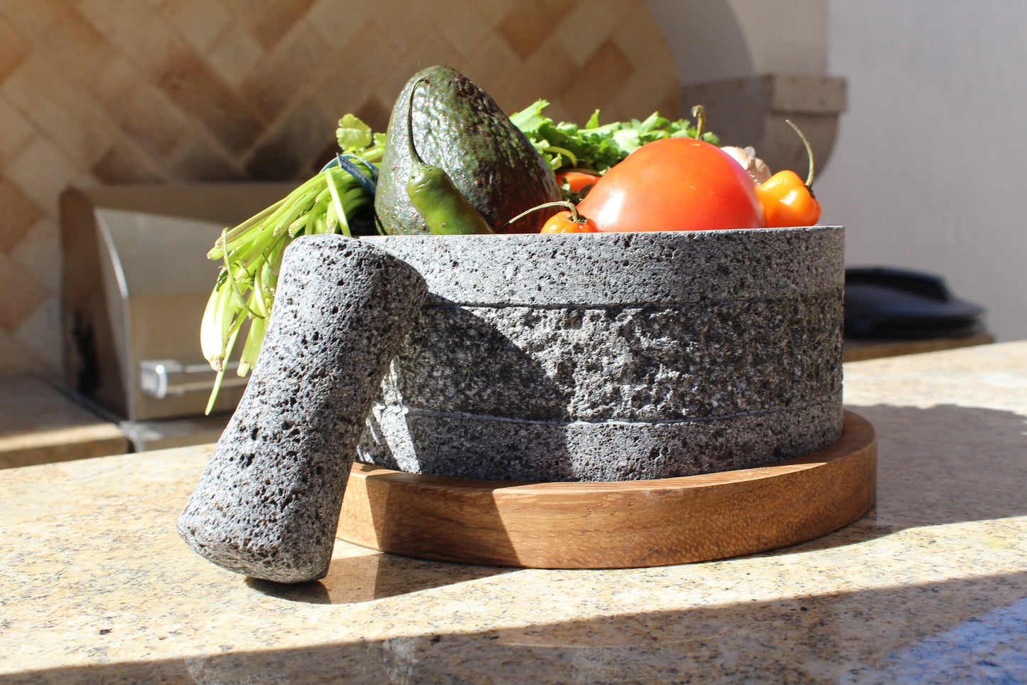 Molcajete Yolia Piedra Volcánica con diseño con base de Madera Parota 20 cm