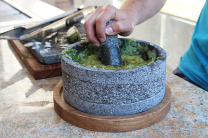 Molcajete Yolia Piedra Volcánica con diseño con base de Madera Parota 20 cm