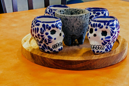 Set de 4 Caballitos Tequileros de Talavera con forma de calavera con Molcajete 4 pulgadas y base de madera Parota.