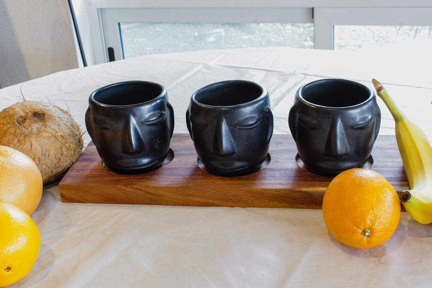 juego de 3 vasos de barro con cara de 250ml (8.4oz) y base de madera parota