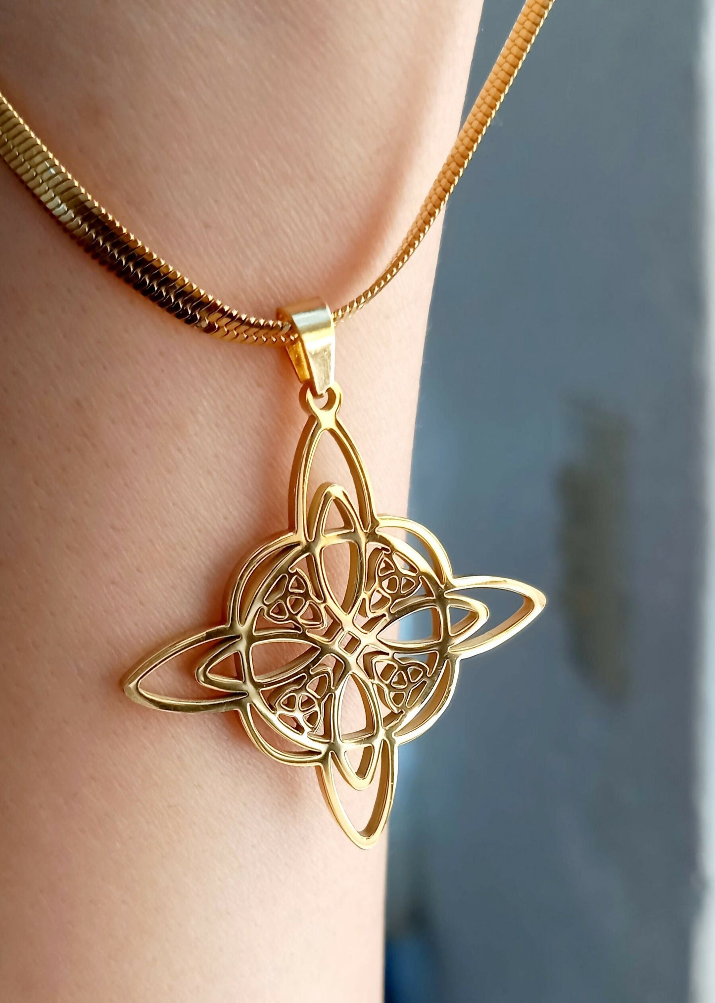 Cadena con dije nudo de bruja dorado