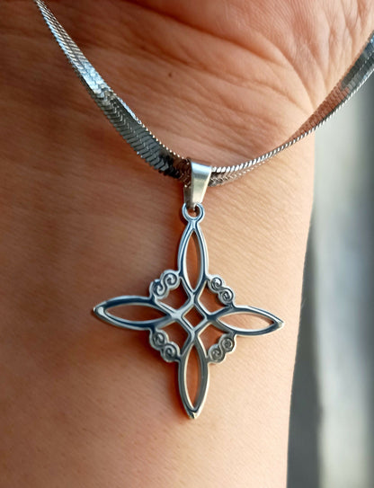 Cadena con dije nudo de bruja plateado