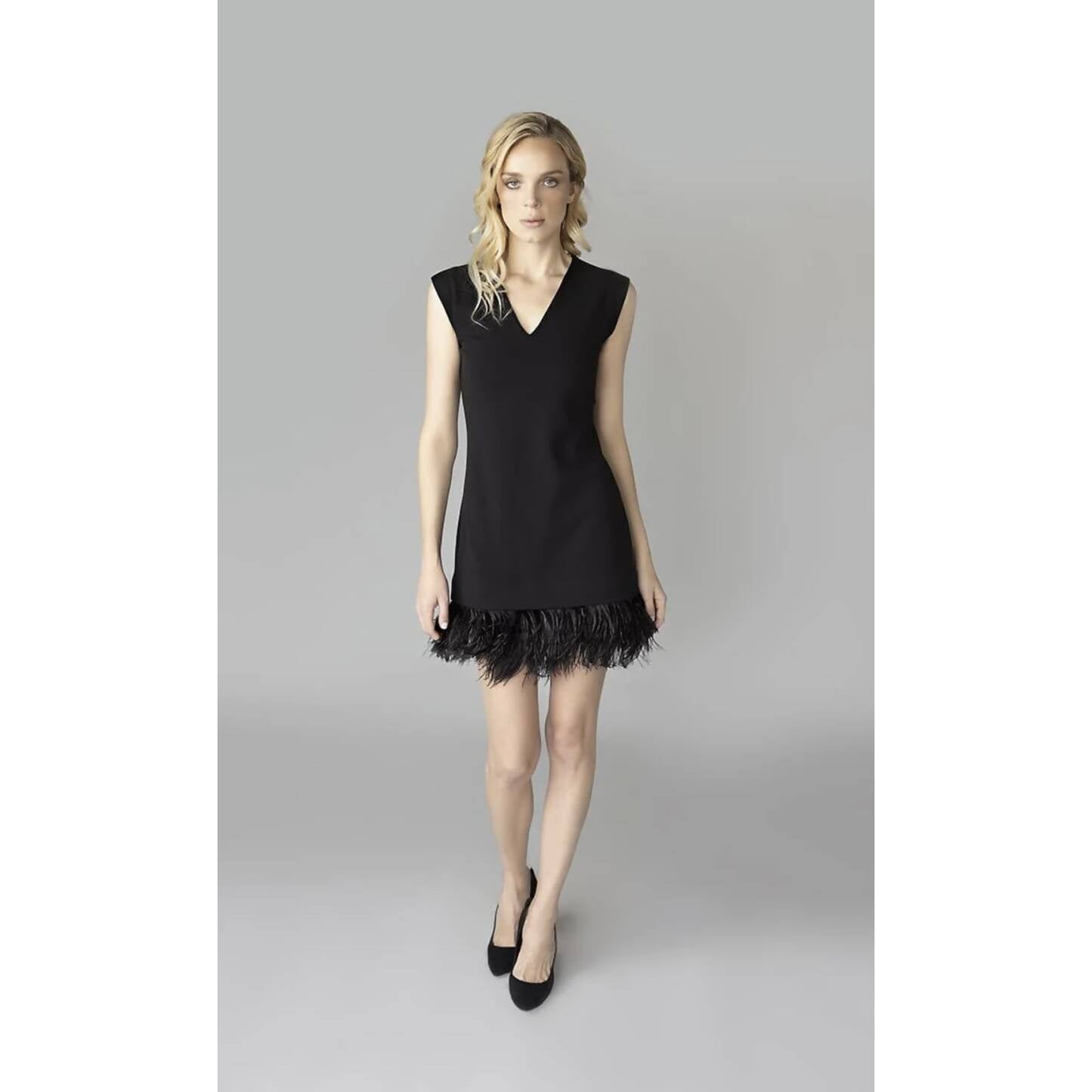 Vestido negro con plumas