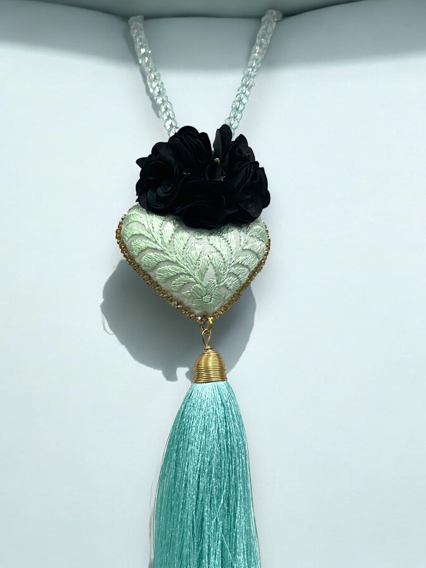 Collar con Dije de Corazón Bordado y Borla Turquesa
