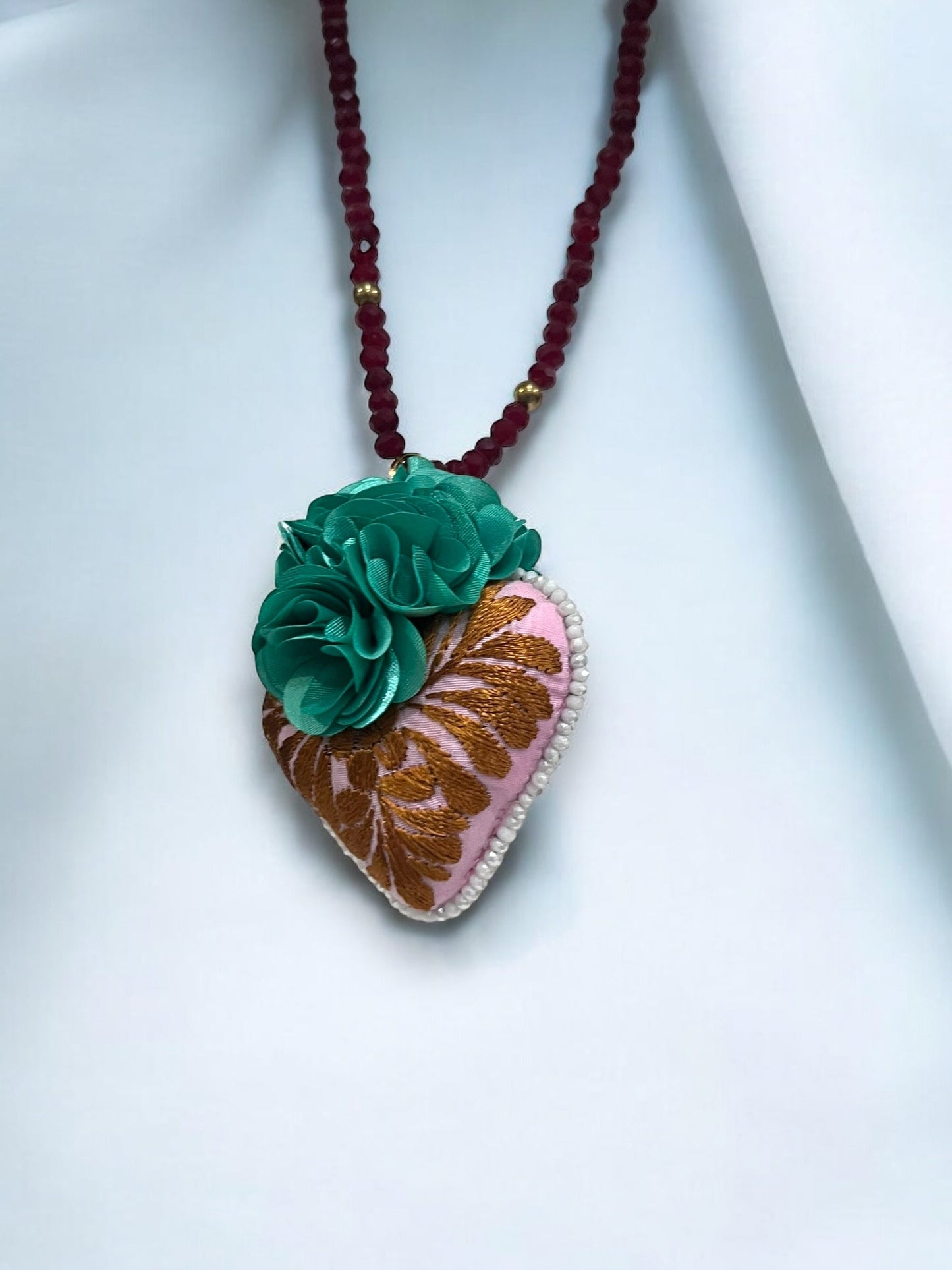 Collar de Cuentas Rojas con Dije de Corazón Bordado y Flores Verdes