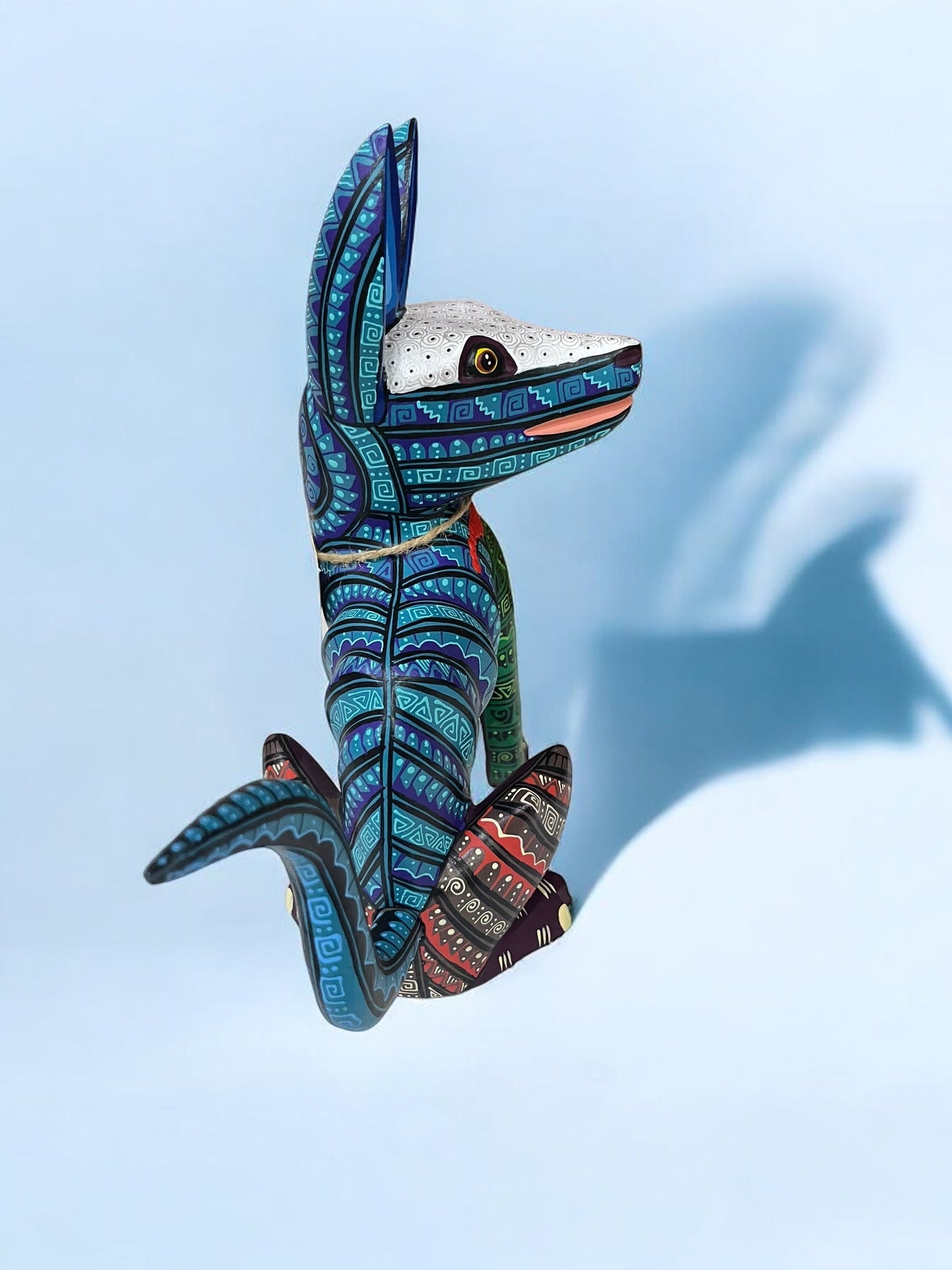 Figura de Alebrije: Perro xoloitzcuintle Colorido en Posición Sentada