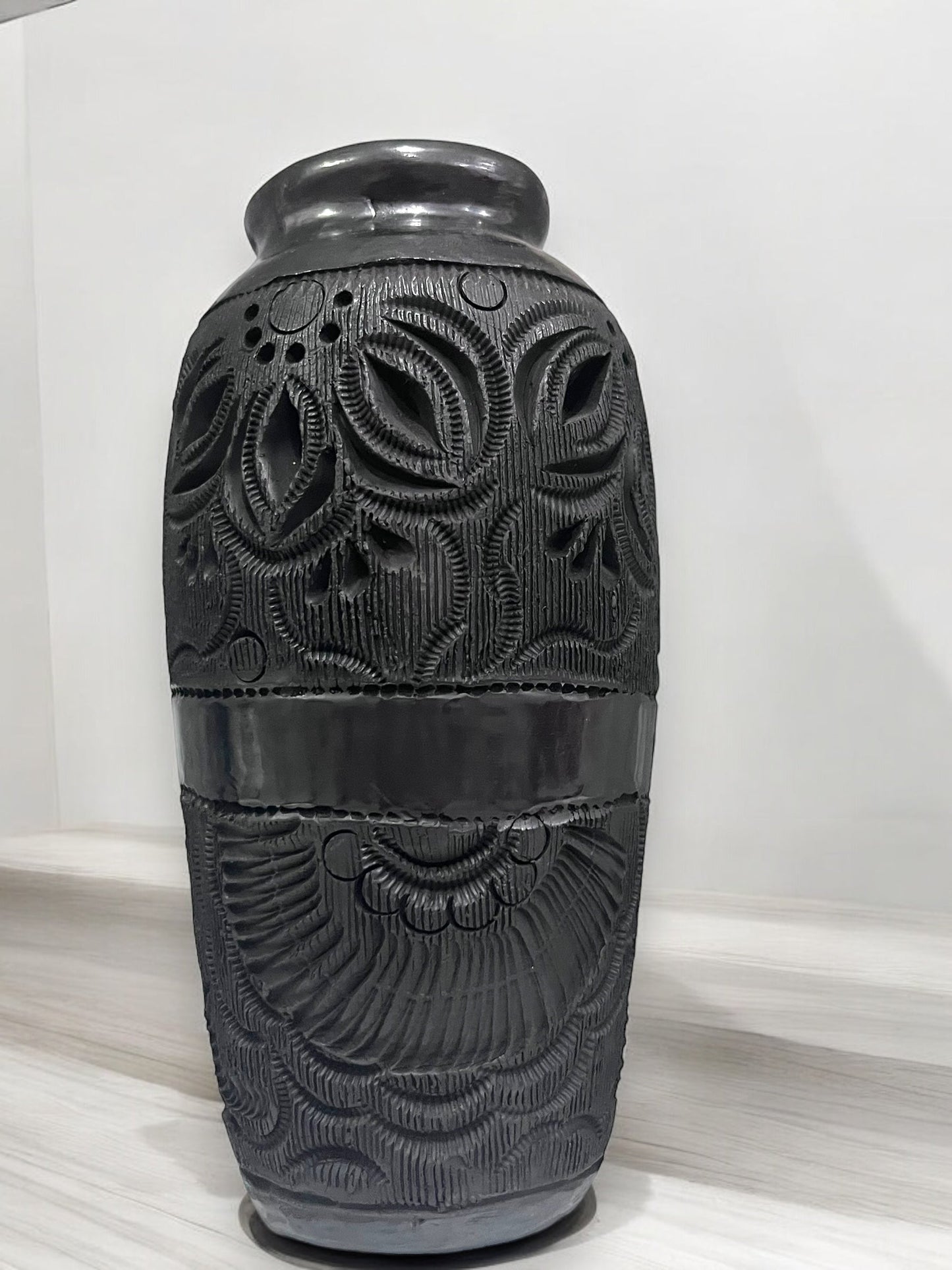 Jarrón de Barro Negro Tallado a Mano