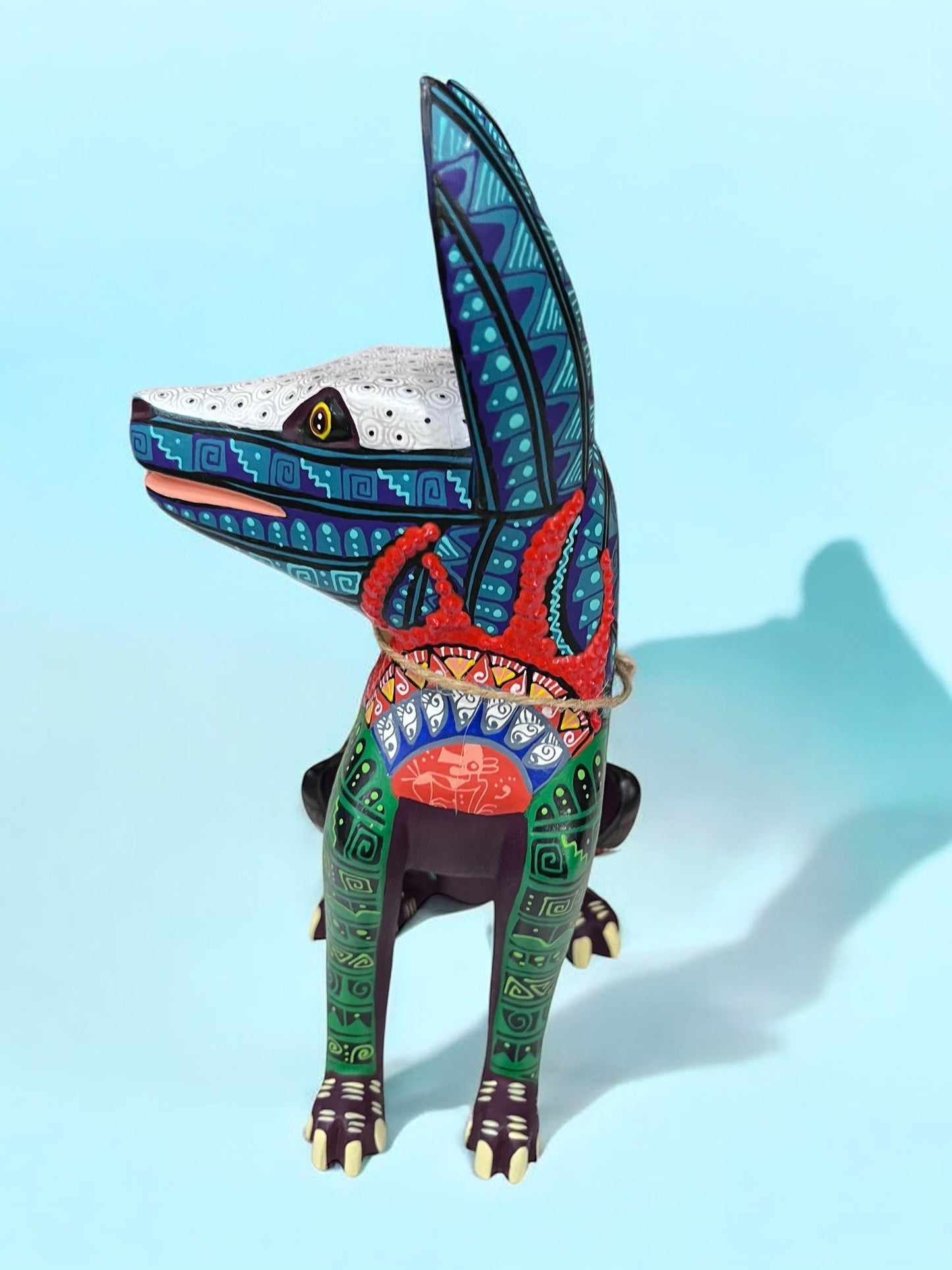 Figura de Alebrije: Perro xoloitzcuintle Colorido en Posición Sentada