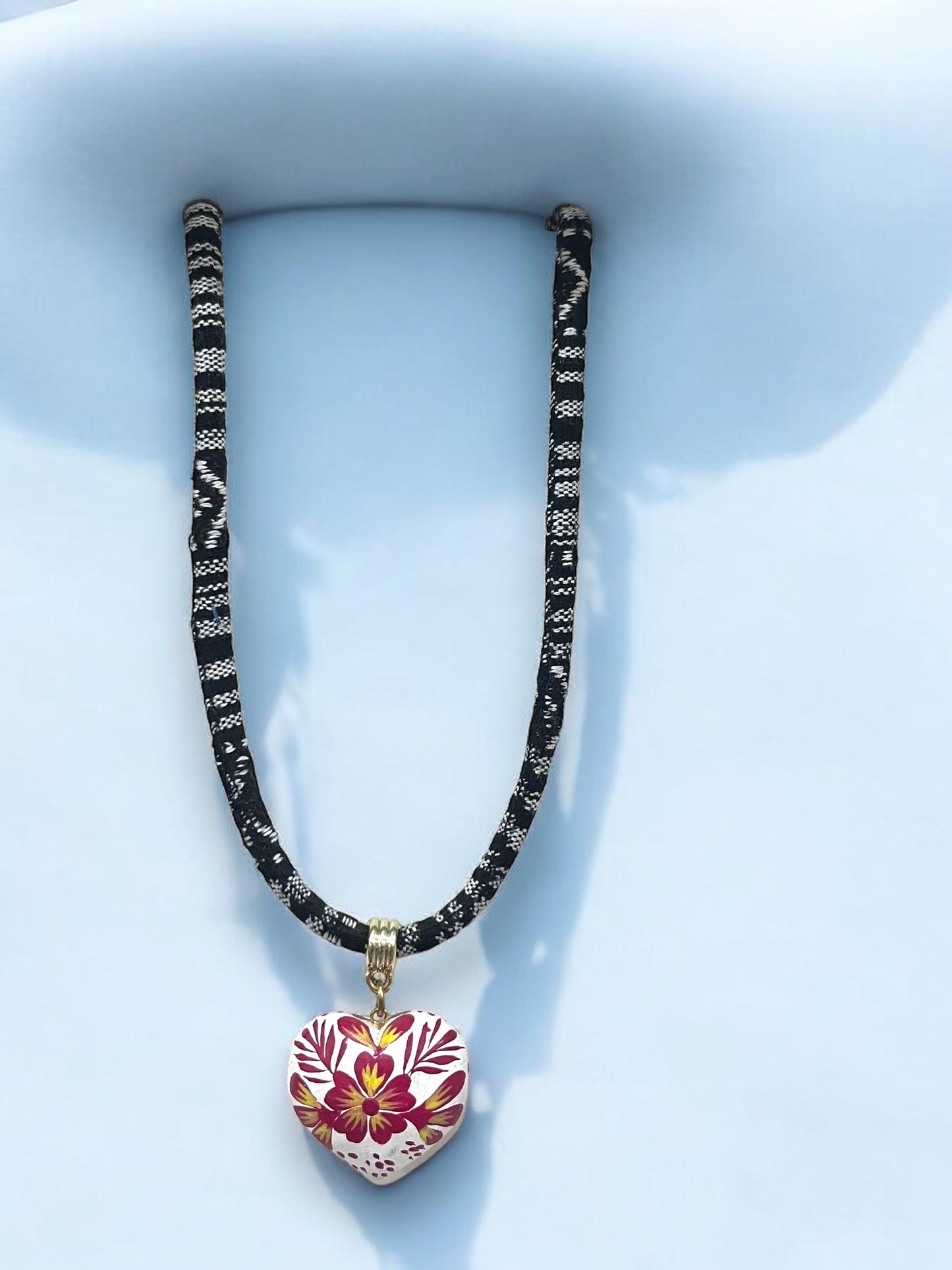 Collar con Dije de Corazón Pintado a Mano
