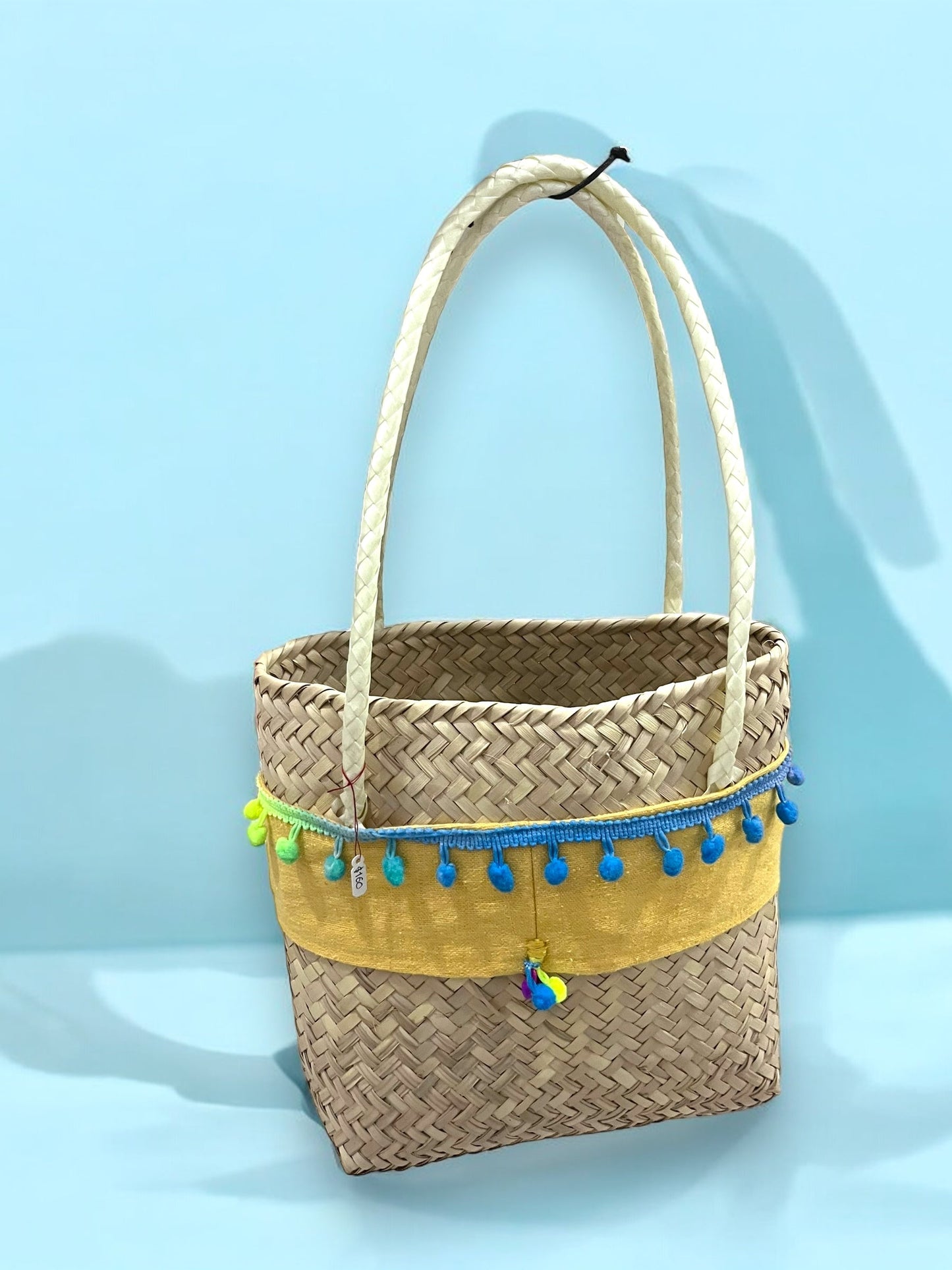 Bolso de Mano de Palma Tejida con Adornos Coloridos