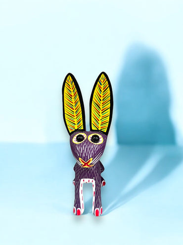 Alebrije de Conejo en Color Negro con Orejas Amarillas