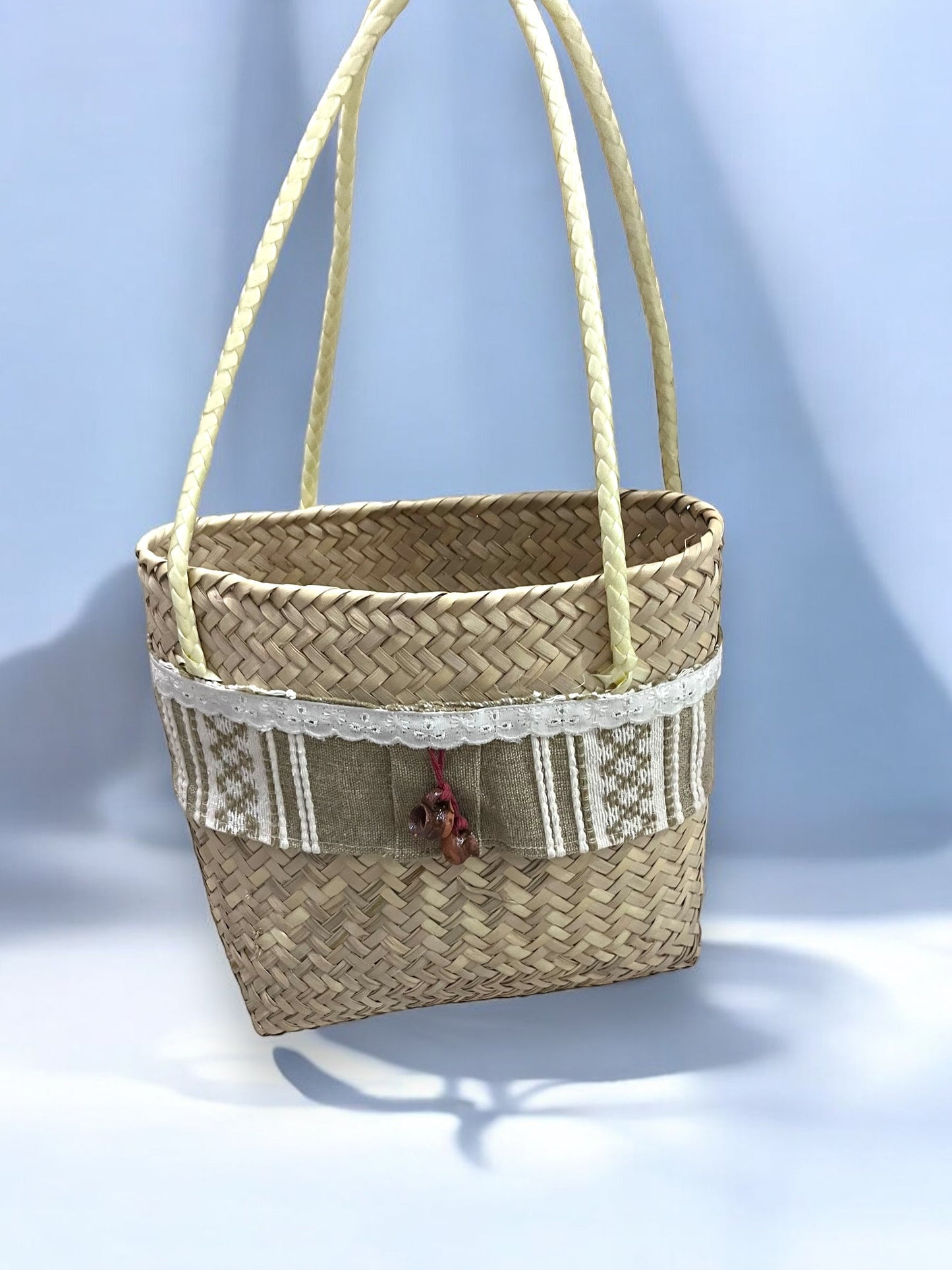 Bolso de Mano de Palma Tejida con Detalles Artesanales