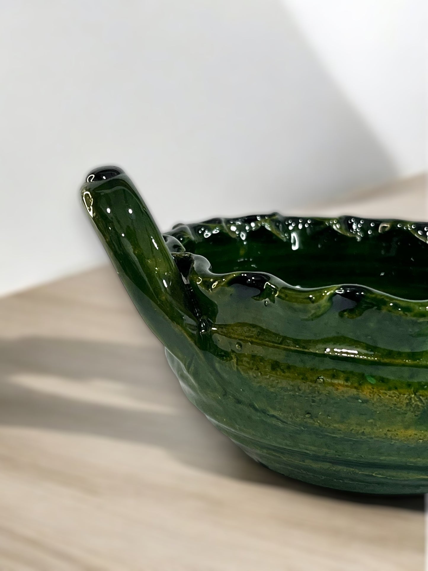 Tazón de Barro Vidriado Verde con Asas