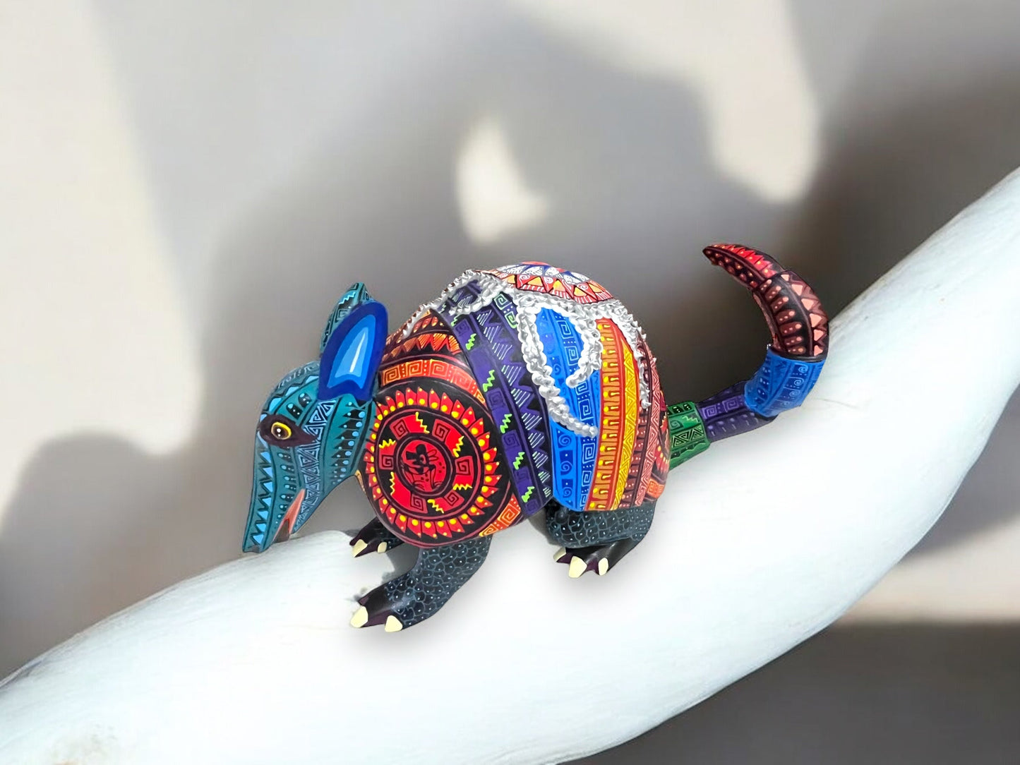 Armadillo en Tono Azul con Detalles Multicolor