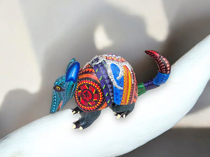 Armadillo en Tono Azul con Detalles Multicolor
