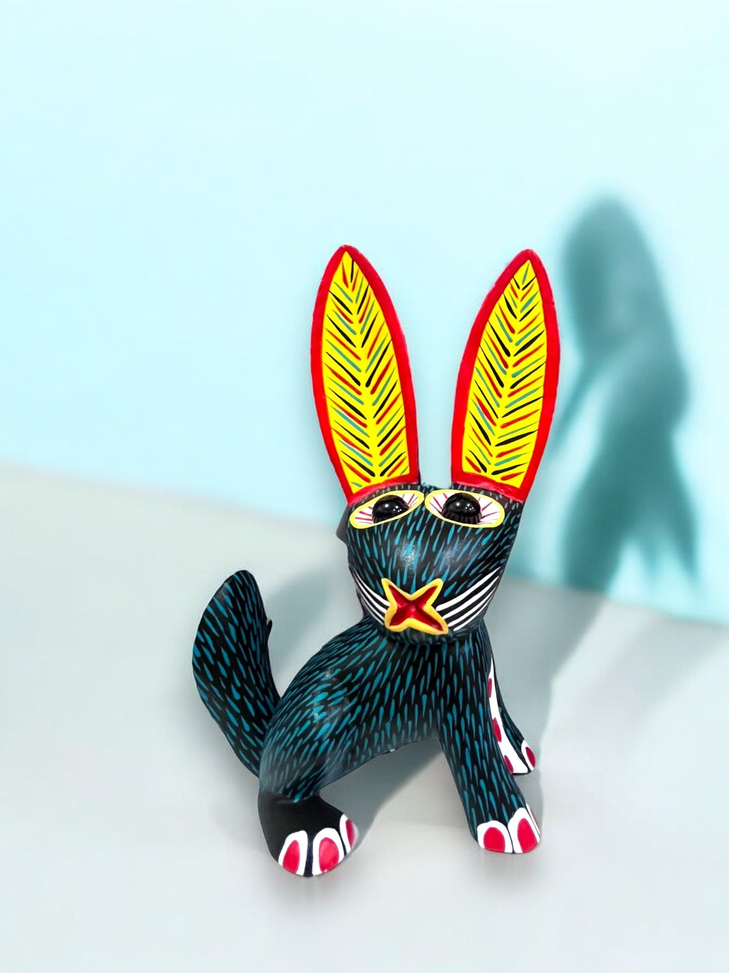 Conejo Alebrije Negro con Orejas Amarillas y Bordes Rojos