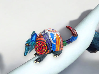 Armadillo en Tono Azul con Detalles Multicolor