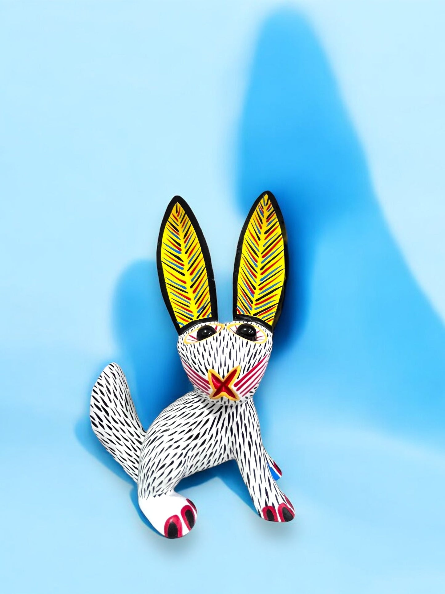 Conejo Alebrije Blanco con Orejas Amarillas