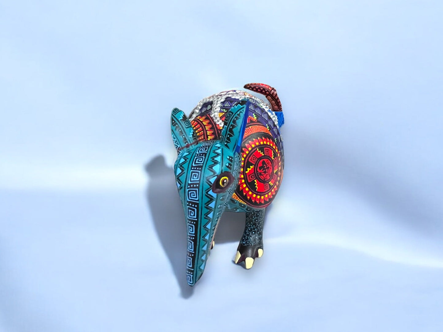 Armadillo en Tono Azul con Detalles Multicolor
