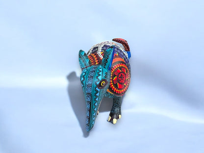 Armadillo en Tono Azul con Detalles Multicolor