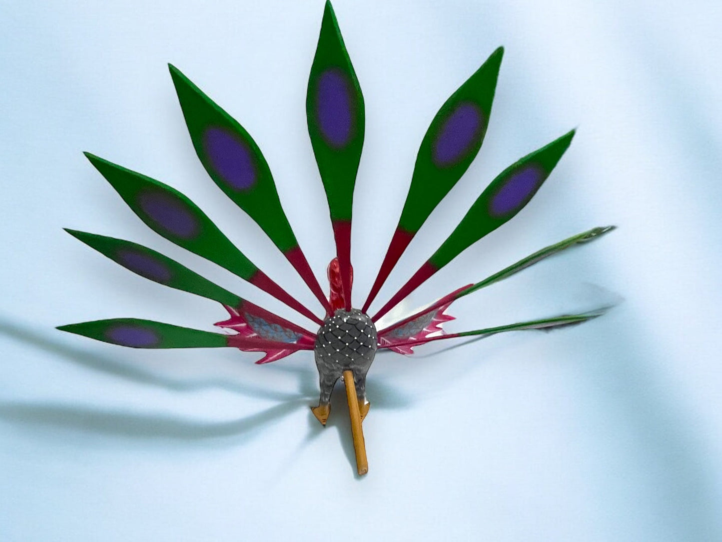 Figura de pavo real en madera