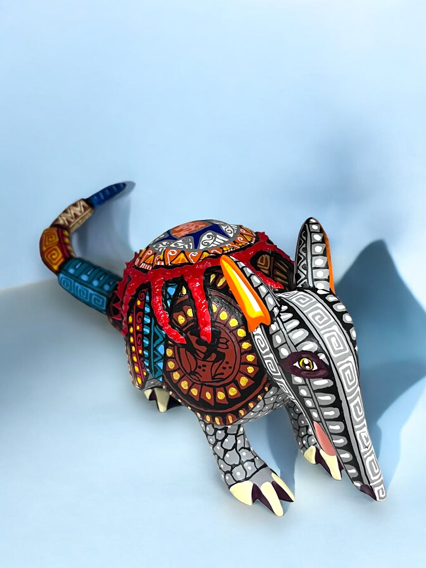 Armadillo en Tonos Grises y Multicolor