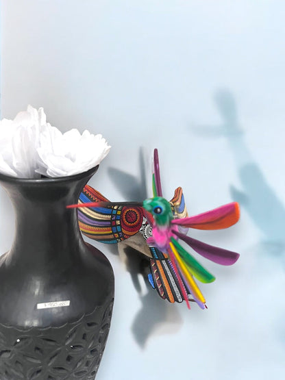 Colibrí de Madera Pintado a Mano con Flor y Jarrón Decorativo
