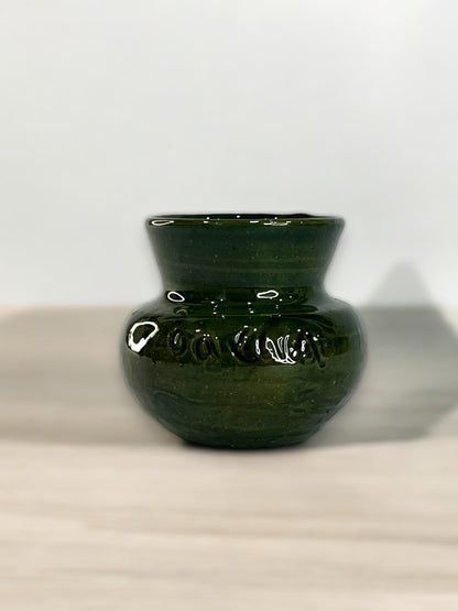 Olla de Barro Verde Esmaltado con Detalles Grabados