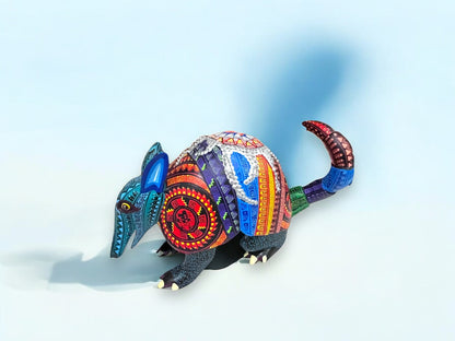 Armadillo en Tono Azul con Detalles Multicolor