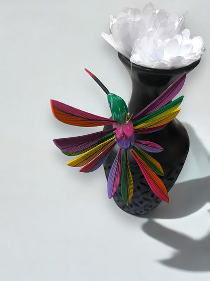 Colibrí de Madera Pintado a Mano con Flor y Jarrón Decorativo