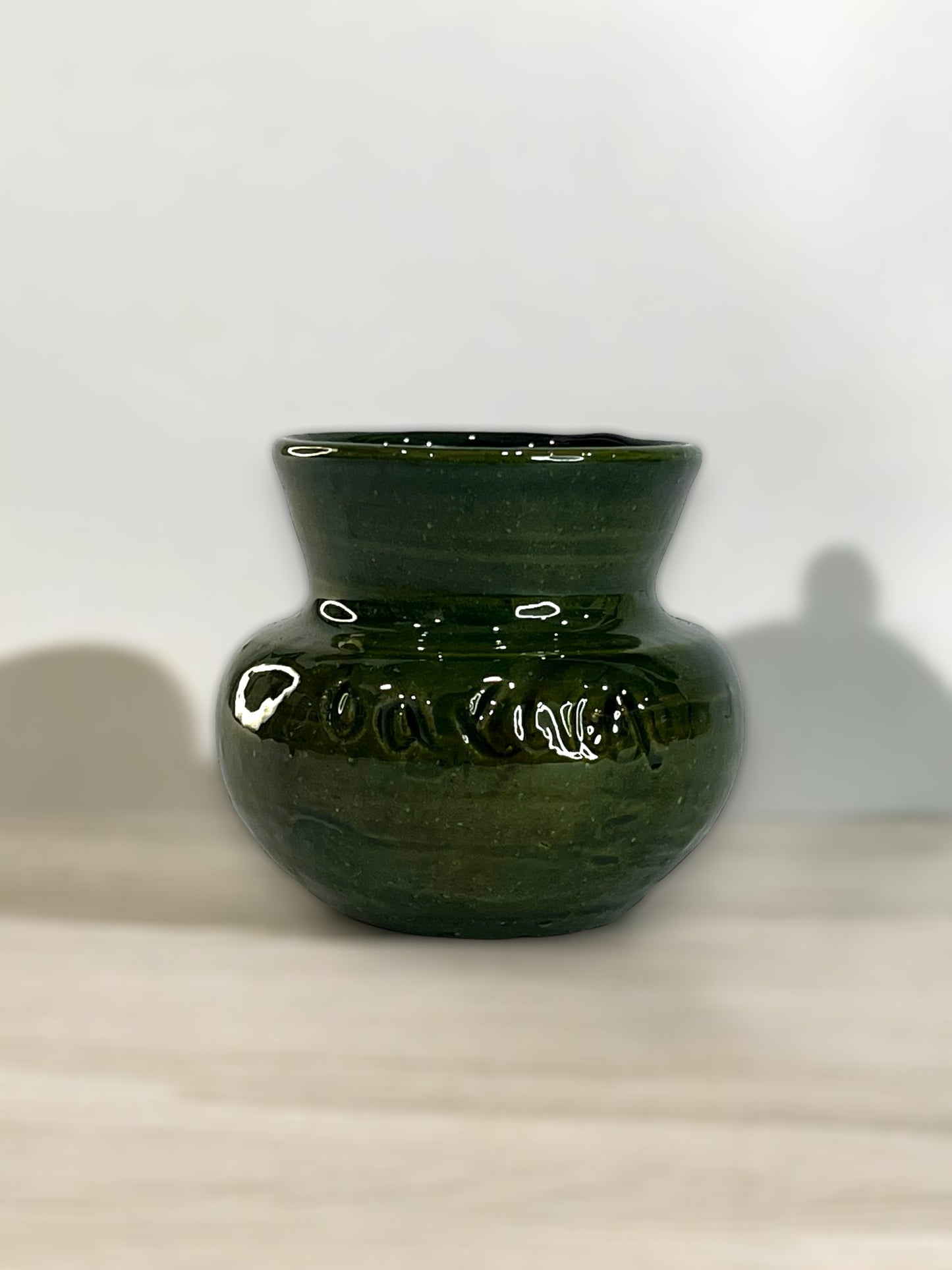 Olla de Barro Verde Esmaltado con Detalles Grabados