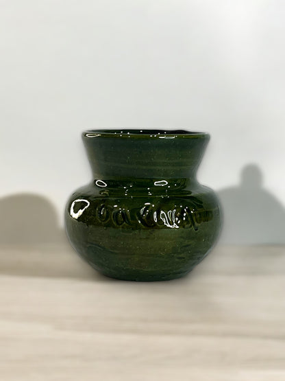 Olla de Barro Verde Esmaltado con Detalles Grabados